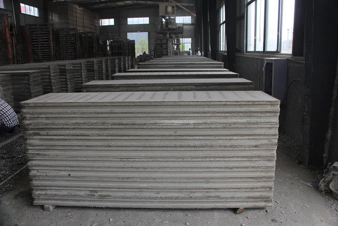 生產(chǎn)車間中剛剛拆板的輕質(zhì)墻板，等待運(yùn)往養(yǎng)護(hù)去進(jìn)行養(yǎng)護(hù)